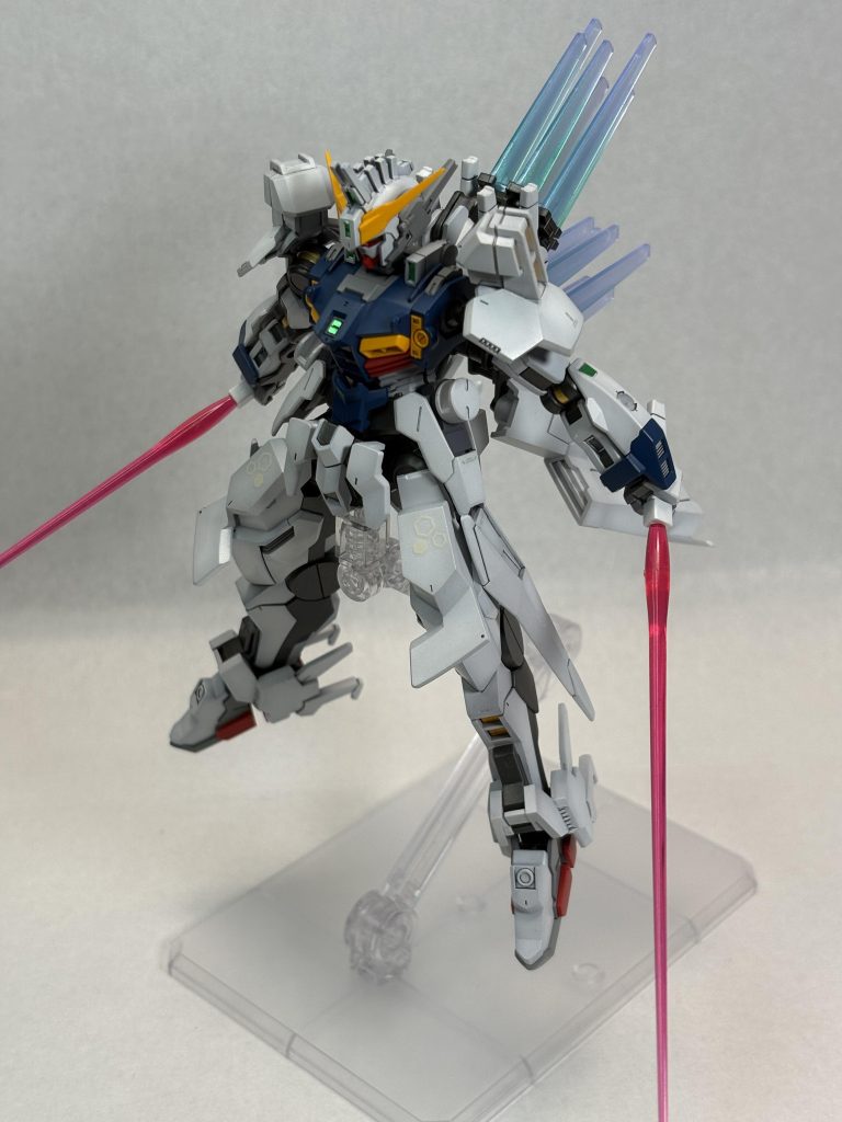 本体と装甲のホワイトは違う色ですが、分からないですね😵