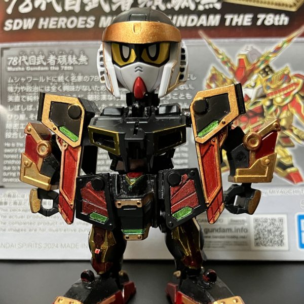 ガンダムマーカー塗装で、一通り完成しています。首と腰が細すぎなので、横にパーツを貼って幅増ししています。肩と胴体の接続部も細い印象でしたので、プラパイプで太く。首はかなり上を向けます。蛇腹状の武者の鎧を模しています。背骨状のパーツも付けています。足底の肉抜きにはG30ガンダムの足底を貼っています。軽装の頭部はSDWHのBUGの頭部を移植してます。元の武者頑駄無リスペクトで、金色の鉢金を付けているようにしています。兜との接続を検討中です。ネオジム埋め込むか？前垂れには隠れ砲を仕込んでます。瓢箪ファンネルも作成予定。パケ絵とは緑が足りませんが、ちょっと余計かなあと、塗ってません。背景にあるのは、やっと見つけたセリアの金屏風。もう1つ欲しい。（7枚目）