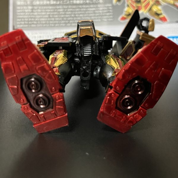 ガンダムマーカー塗装で、一通り完成しています。首と腰が細すぎなので、横にパーツを貼って幅増ししています。肩と胴体の接続部も細い印象でしたので、プラパイプで太く。首はかなり上を向けます。蛇腹状の武者の鎧を模しています。背骨状のパーツも付けています。足底の肉抜きにはG30ガンダムの足底を貼っています。軽装の頭部はSDWHのBUGの頭部を移植してます。元の武者頑駄無リスペクトで、金色の鉢金を付けているようにしています。兜との接続を検討中です。ネオジム埋め込むか？前垂れには隠れ砲を仕込んでます。瓢箪ファンネルも作成予定。パケ絵とは緑が足りませんが、ちょっと余計かなあと、塗ってません。背景にあるのは、やっと見つけたセリアの金屏風。もう1つ欲しい。（6枚目）