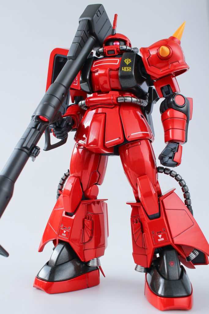 塗装・ボディ赤部分 ブラウン→パールシルバー→自作レッド→クリア多層→光沢処理・ボディ黒部分 GGX黒→ヘキサギアガンメタル→クリア多層→光沢処理・パイプ部分 GGX黒→フォーミュラクローム+黒少し・関節部分 ファントムグレー・武器、バックパック グラファイトブラック→半光沢クリア光沢はサフなし。故に合わせ目のできてないところが。。ヘキサガンメタルは使ってみたい塗料だったので再販近かったので待ちました。ギラつきが抑えられてて色温度を感じさせない鉄色です。