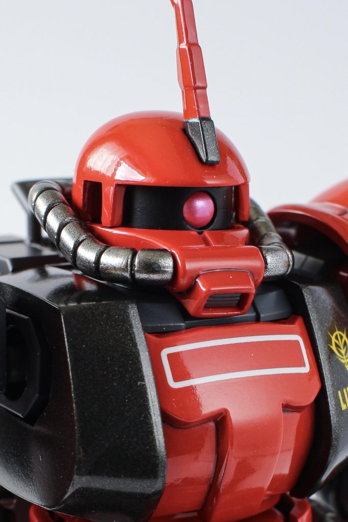 ・モノアイ GGX白→ブリリアントピンク→パールシルバー→クリアピンク→クリア多層黒はセミグロス今回試しにやってみた組み合わせ。思ってたより上品に仕上がりました。今後に活かしたいです。これの赤バージョンでバズのスコープを塗装。