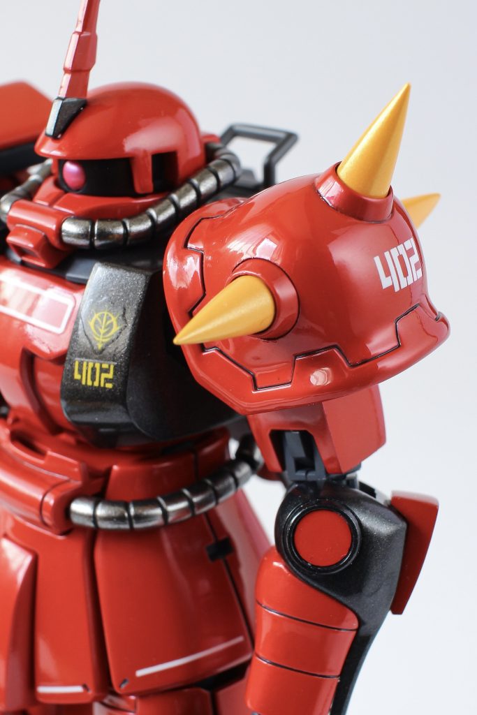 スパイクがメットの凹みから飛び出す形にしたくて開通しました。埋め合わせはビルダーズパーツのスパイクです。