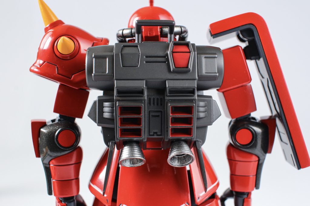 MGにもあるバックパックや肘丸の塗り分け・肘→プラ板切り出し、本体赤で塗装後貼り付け・バックパック→エナメルフラットレッド拭き取り