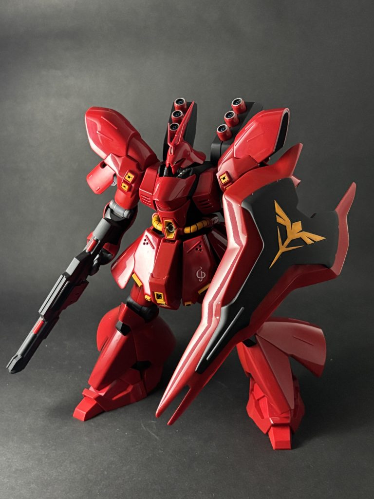 この光沢を出すのにどれだけ時間をかけたか‥シールドのネオジオンのロゴは、デカールをプラ板に貼って切り出してます