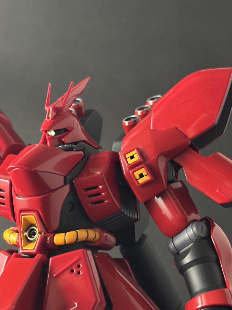 ひさしの先端とフェイスマスクの上端を本来あるべきであろう形に沿ってちょっとだけ削ってるんですが、手軽な割に結構印象変わると思います