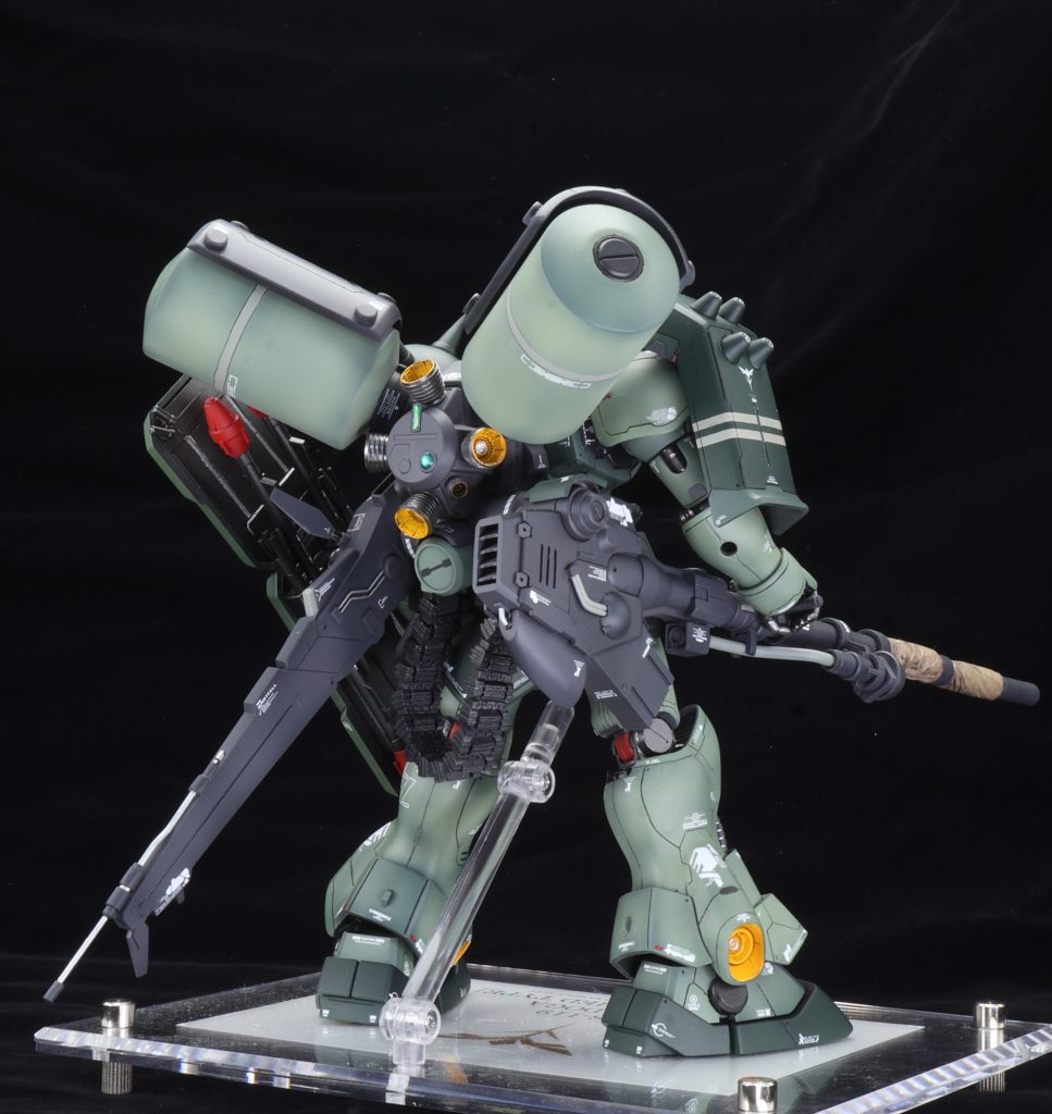 全身をぐるりと今回の改修ポイントは、下記の4点です。・首、腰の延長・太ももをHGサザビーに変更・後頭部をRGサザビーを参考に形状変更・バックパック、ランゲブルーノ砲のスクラッチ 