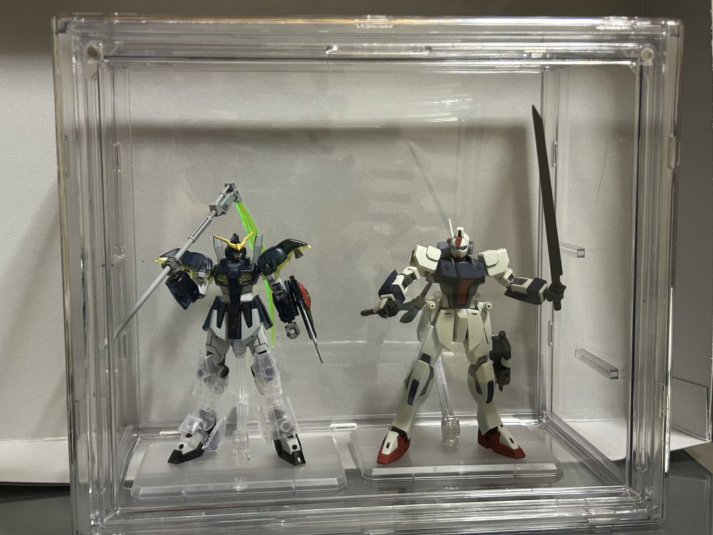 作品名：最近の模活<p>ガンプラを飾るのに良さげなケースをネットで見かけて100均へ。 取り敢えず飾りやすそうな2体を転倒防止の為にスタンドといっしょに。 あとはＧＮアームズを仮組したので取り敢えず愛機を無理矢理ドッキング。</p>
