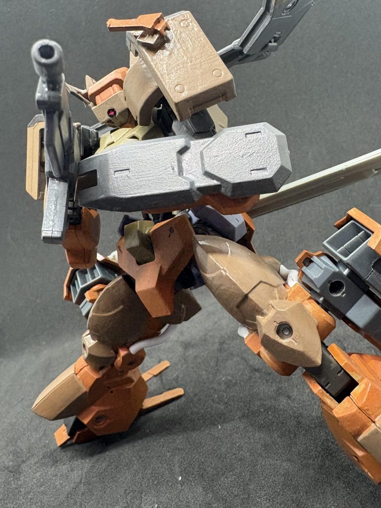 後継機の獅電は主に装甲が強化され、飛ぶためにブースターが追加されてます武器は獅電が使っていたものを流用しています