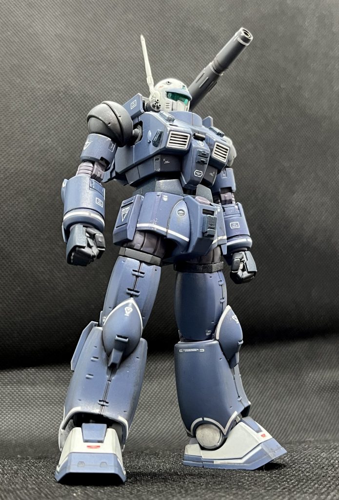 成形色を生かして部分塗装で仕上げました。太ももの付け根をプラ板を挟んで延長してます。耳のアンテナが両方折れちゃったので、片方だけ長いものを付けてアクセントつけてみました。