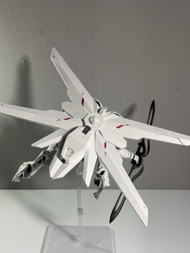 フライトユニットこれ付けると大気圏内でも飛べる、という設定旧MGフリーダムに付属の台座を改造しています。内側の黒い部分はプラ板で裏打ちしています。