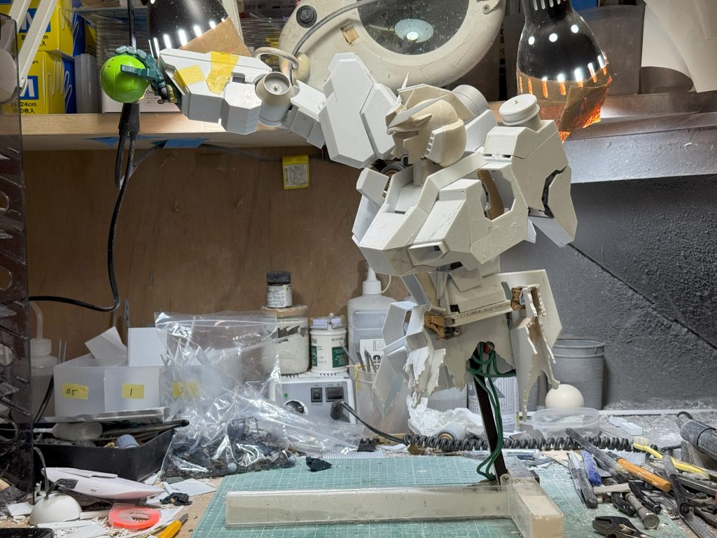 手とハロ(サザビーのコックピット)以外はプラ板やパテなどでスクラッチしました。