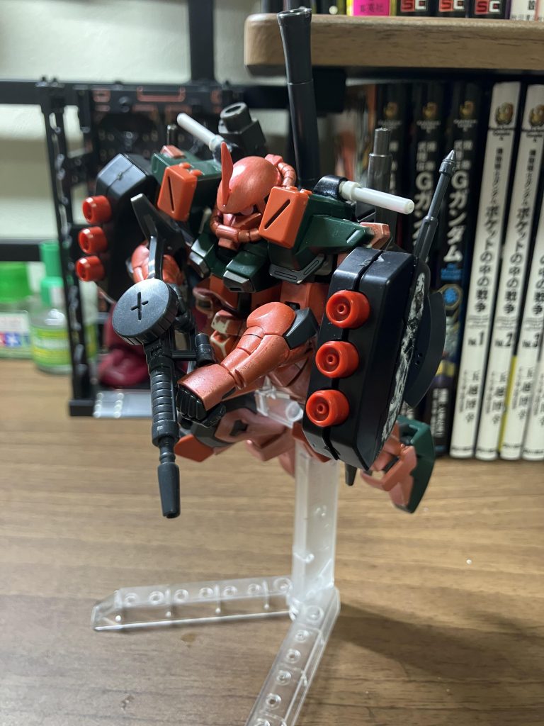 武装はザクマシンガンとザクバズーカと百式のライフルとビームサーベルとファンネルがあるでござる