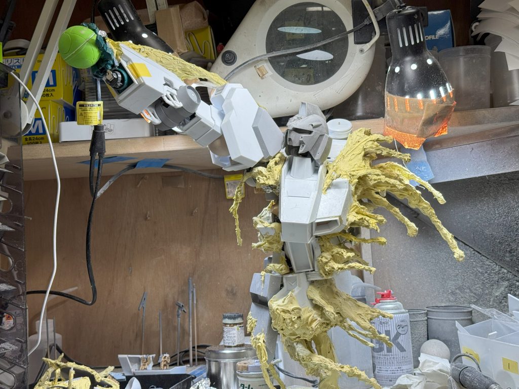 エフェクトはポリパテで作ってからクリアレジンに置き換えました。シリコン代だけで16万...