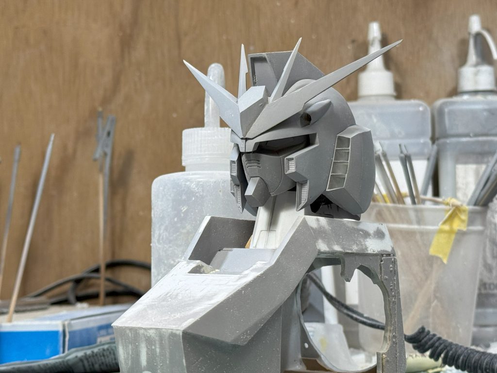 頭部はRGνガンダムとGUNDAM ミニフィギュアセレクション ザ・ベストのパッケージイラストを参考にしています。