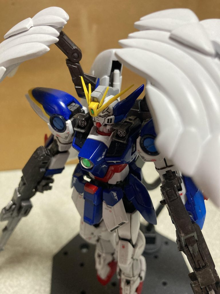 マシンキャノン！頭部が干渉して開きにくいですw副翼の合わせ目は消しておきました。