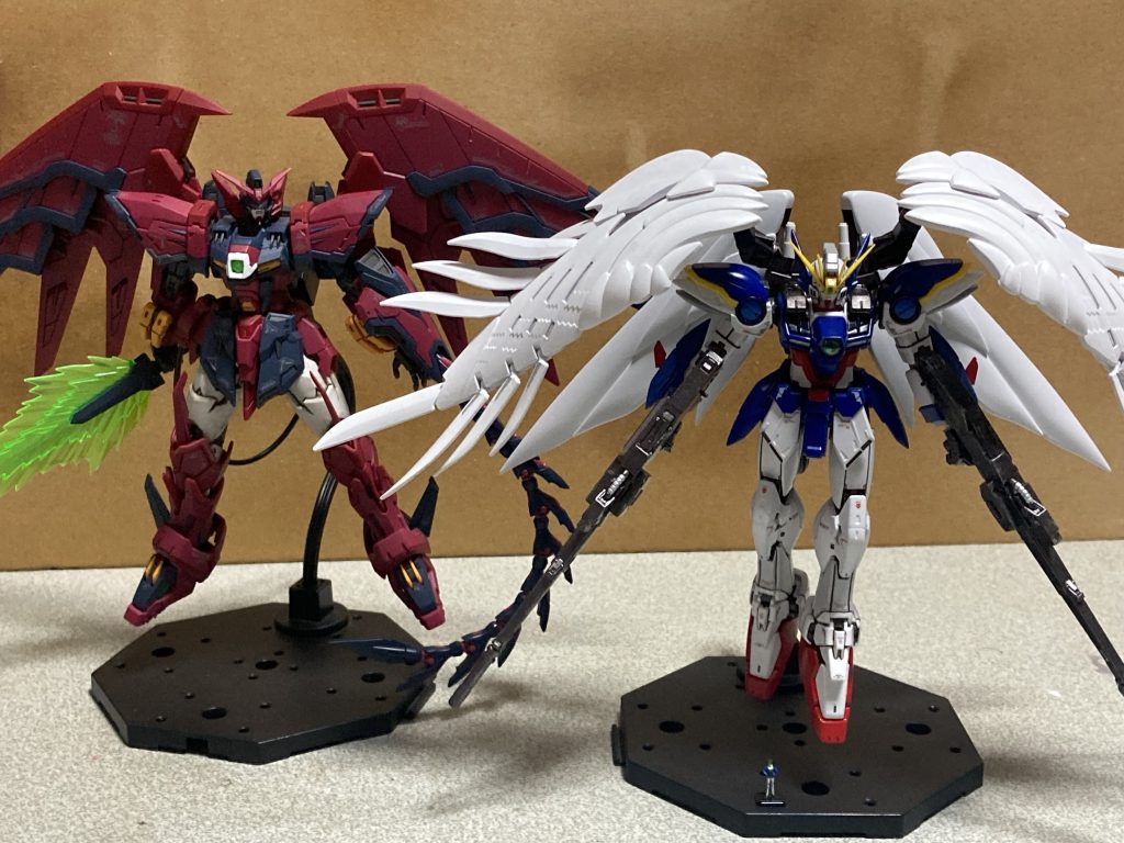 なんとなくぱち組のRGエピオンと。塗装を知らない時に組んだので、塗装したいのですが分解する自信がないので諦めましたwご覧いただきありがとうございました！