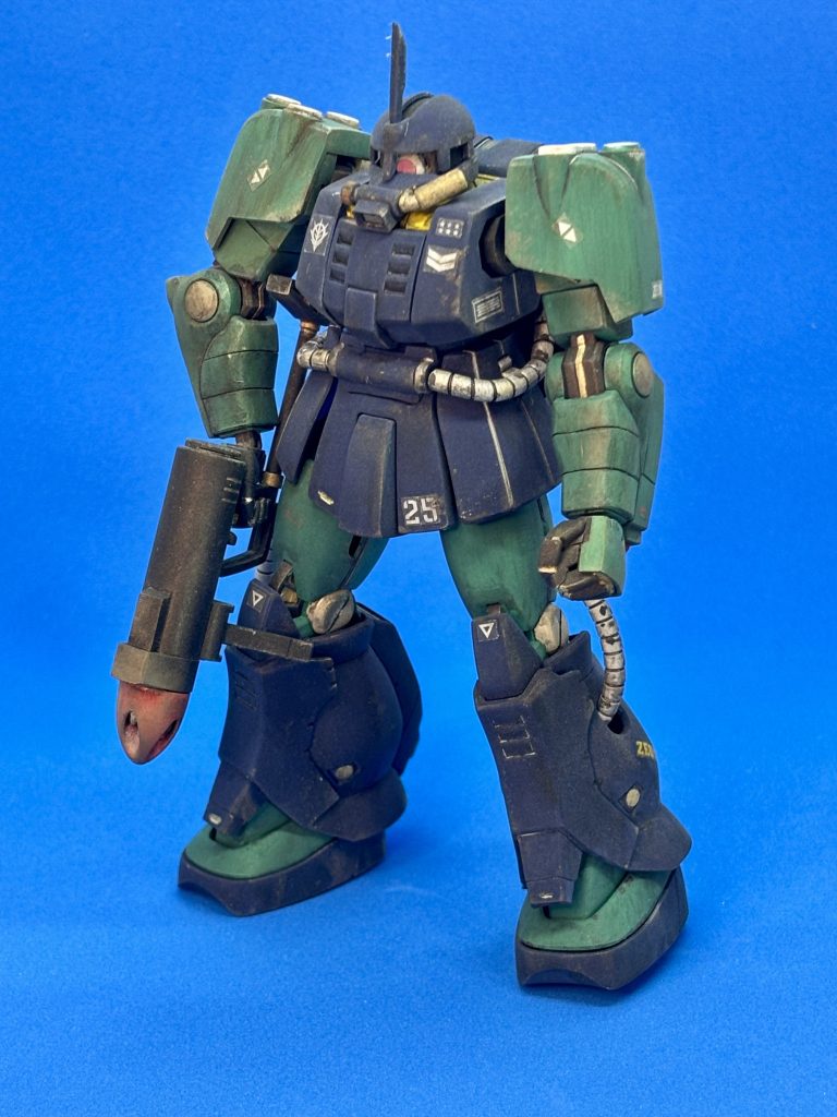 モノアイを大きくしすぎて、ちょっと失敗。付属のアンテナ２本とも折ってしまい市販のアンテナを改造して装着しました、、、