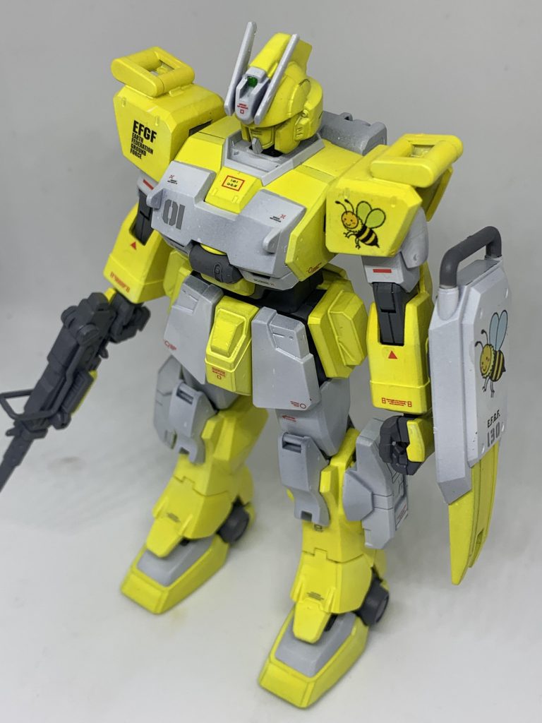 1号機作成中に腕を急遽ブルーディスティニー3号機にお取替えした事によって余剰となった両腕にEz-8、Ez-SR、ペイルライダーのジャンク品、システムウェポンのミキシングビルド作品になります。ステージでもステージ外でもアクティブなゆずさんに合わせて高機動タイプな感じにしてみました。（写真のは通常モード）動き回って動き回って動き回って90mmマシンガンを打ち込みます。