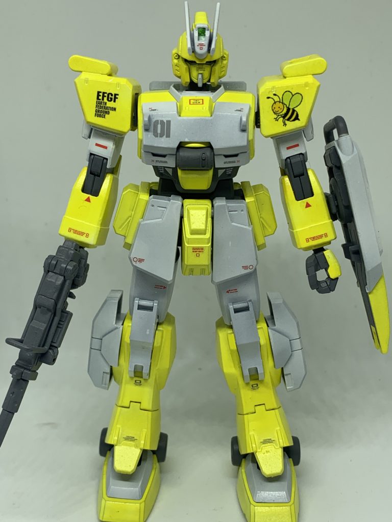 カラーレシピ黄色部分:白サフからのMrカラーGXのキアライエロー白部分:黒サフからのMrカラーGXのクールホワイトでそれぞれエアブラシ塗装。武器や関節、バーニアはガンダムマーカーのガンダムグレーでガンダムマーカーエアブラシシステムで塗装。 