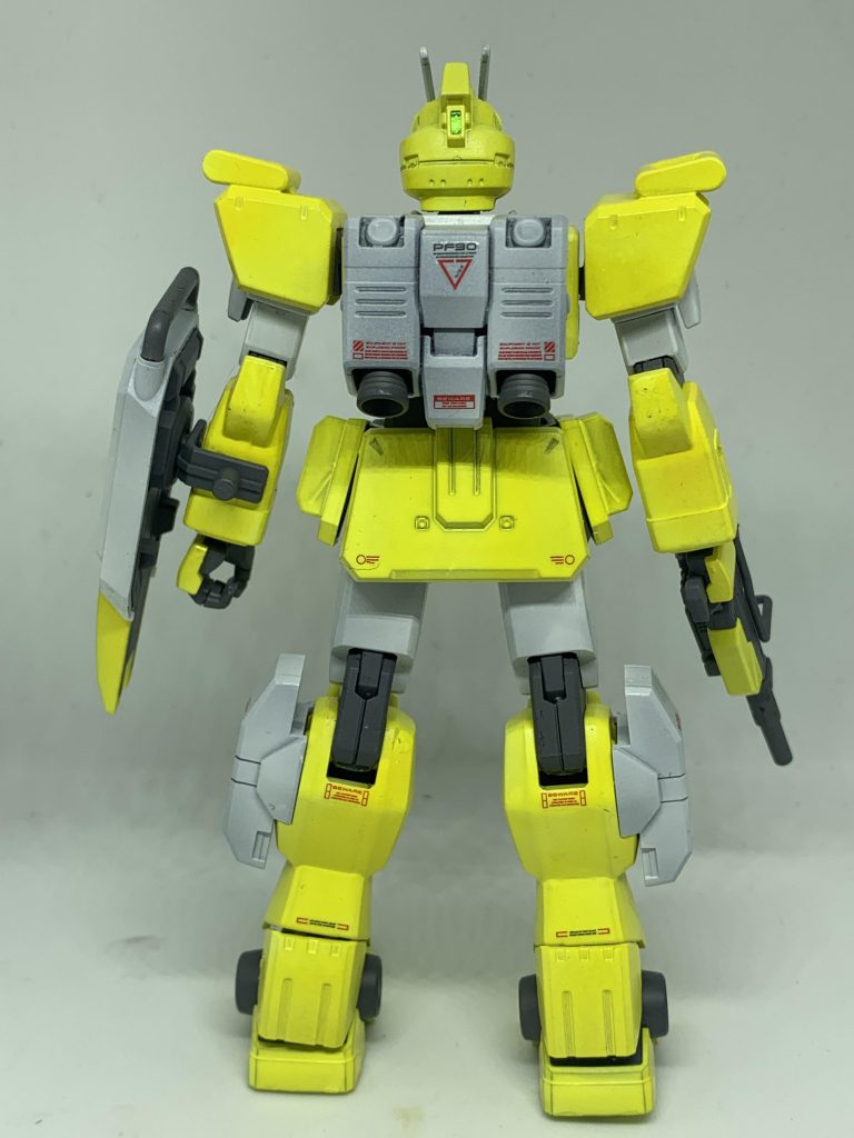 バックパックは当初ジムストライカーのバックパックを使用する予定でダボ等を加工、塗装、デカールまでいったのですが、どうしてもバランスが悪くなってしまった（ダボの加工が上手くいかない）ので諦めてペイルライダーのに変更しました。デカールはガンダムデカール等家にあったデカールを総動員（？）して貼りました。（蜂の絵のデカールはフリー素材から作成したもの）「EFGF」のデカールって自分の知っている限りではガンダムデカールのサイドストーリーズ汎用①しかないような気が…。もう数枚買っておけばよかったです。