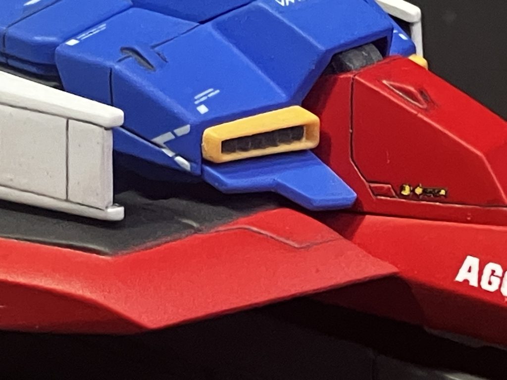 胸部ダクトは平ノミ(模型用)で削り込み、ウェーブのモールド•プレート［1］を薄く削いだ物を接着しています。フライングアーマーの取り付け基部を取り除きネオジムを使用して胸部パーツとの隙間を調整しました。