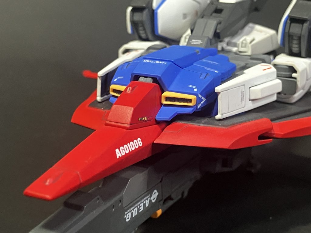 大きく変わったのは機首(シールド)とコクピット形状です。旧キットの形状に直しましたが、旧キットは使用してません。切った貼ったパテ盛りプラ板貼りと改造の定番作業で変更してます。