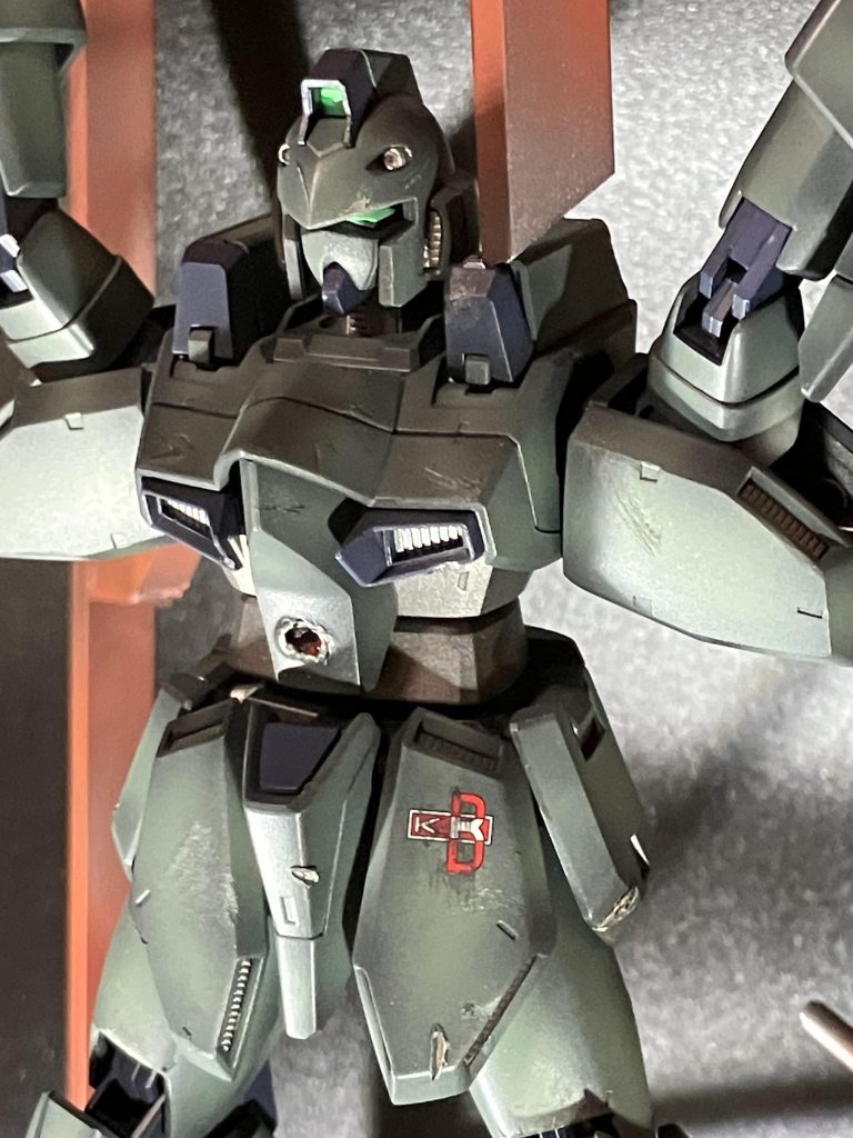 デカールはホビーオンラインショップキャンペーンの汎用Vガンダム水転写デカールを使用ウェザリングをしコックピット部分にはしっかり穴を開けおきました！(人の心ない)機体はそのままパイロットには◯んでもらう