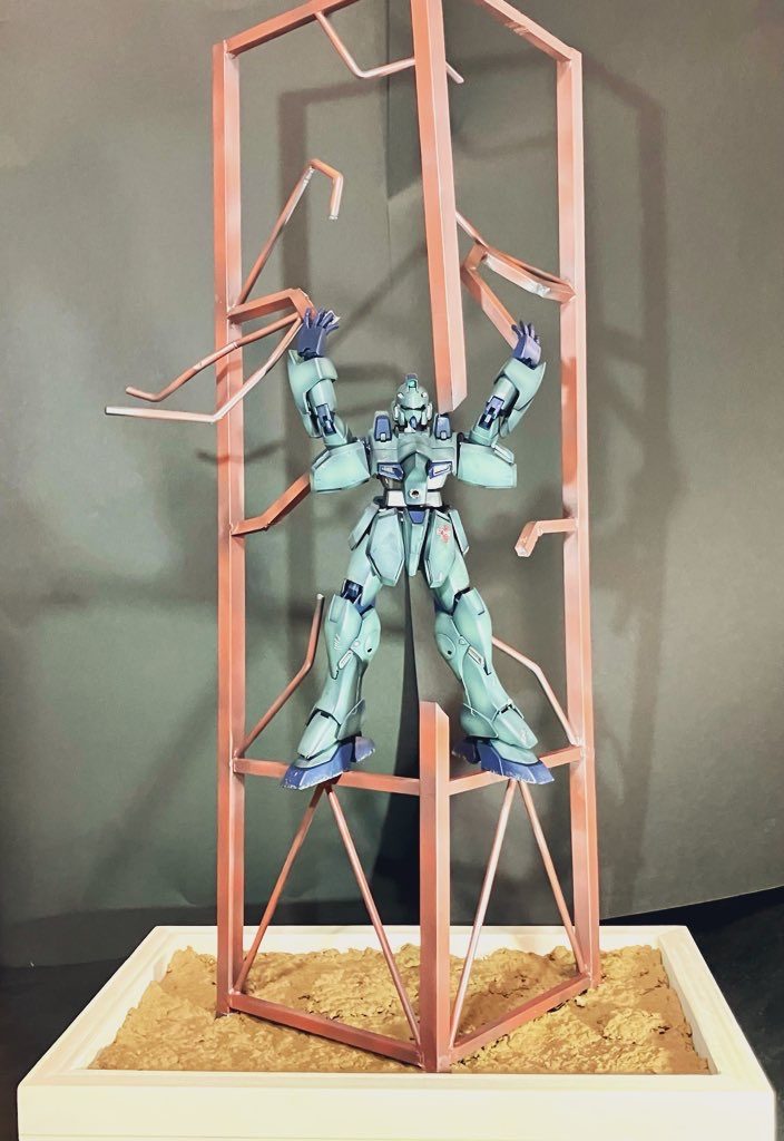 ガンイージが1/100であるので、結構デカいです！