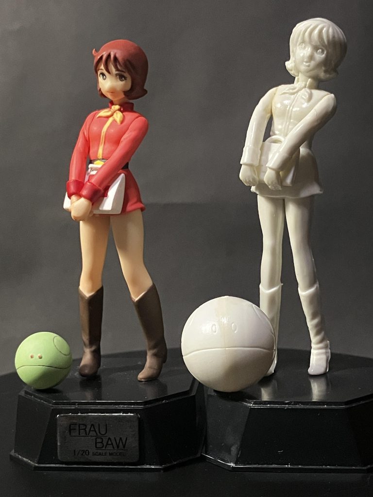 無塗装がキャラコレの素組みです。改修したらだいぶ小さくなりましたね。