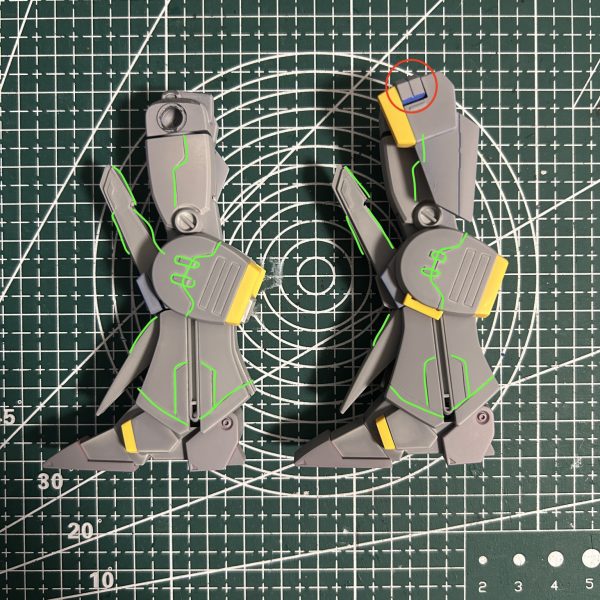 脚の各所にスジボリ追加を施しました。また、太もも部分で2ミリほどプラ板を使い、脚を延長しました。（4枚目）
