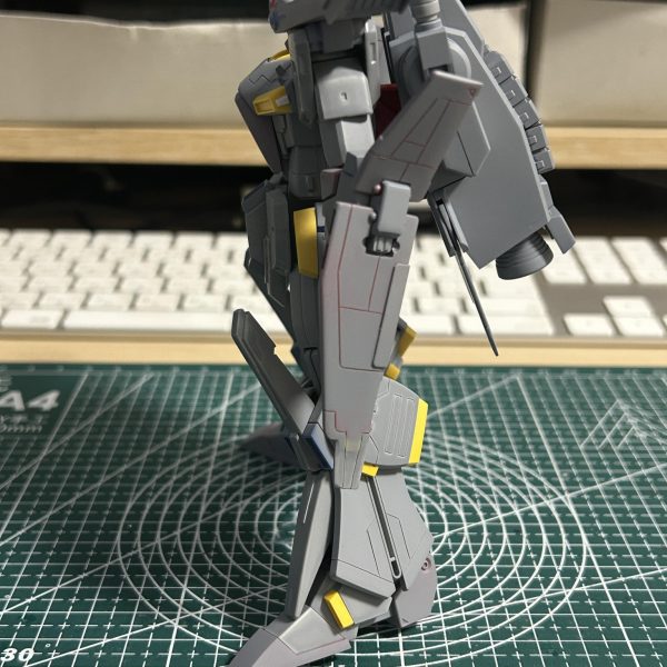 バックパックにディテール追加を施しました。また、本体との取り付けパーツにボールジョイントを追加することで角度を自由に変えれるようにしました。これにより、腕を前に上げようとしたときにショルダースラスターアーマーがバックパックにぶつかって上げられないという問題を解決できました。（3枚目）