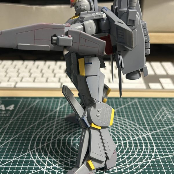 バックパックにディテール追加を施しました。また、本体との取り付けパーツにボールジョイントを追加することで角度を自由に変えれるようにしました。これにより、腕を前に上げようとしたときにショルダースラスターアーマーがバックパックにぶつかって上げられないという問題を解決できました。（4枚目）