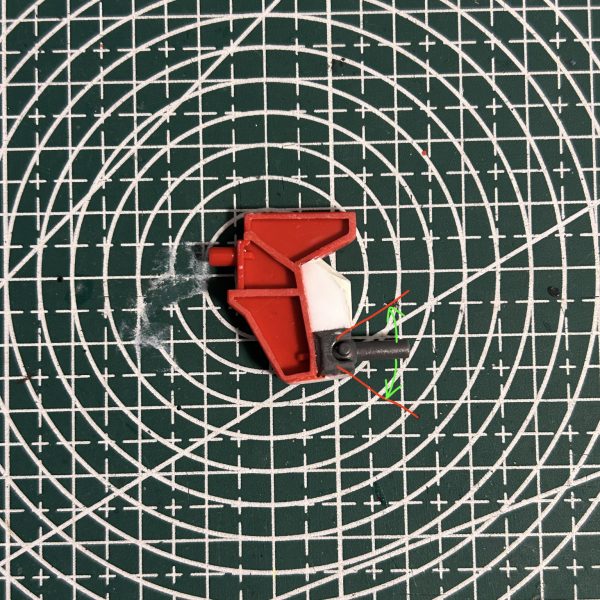 バックパックにディテール追加を施しました。また、本体との取り付けパーツにボールジョイントを追加することで角度を自由に変えれるようにしました。これにより、腕を前に上げようとしたときにショルダースラスターアーマーがバックパックにぶつかって上げられないという問題を解決できました。（5枚目）