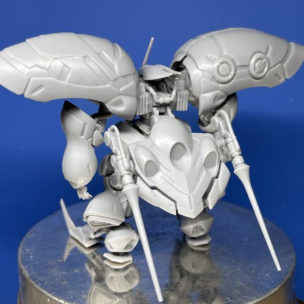 1ヶ月ほど自宅を離れていたので久々のプラモ。ヴェルビンとかゴジラ-1.0とか作りたいキットが色々ある中で、3年振り3体目のアーティファクトキュベレイに手を出しました。まぁある意味復帰戦だからね、気楽にね。と思って始めたんですが。合わせ目消し、後ハメ工作、微妙な姿勢調整、その他諸々、過去2回の制作で苦労をした思い出がぽろぽろ。今作るのはこれじゃない気がしてきました！（2枚目）