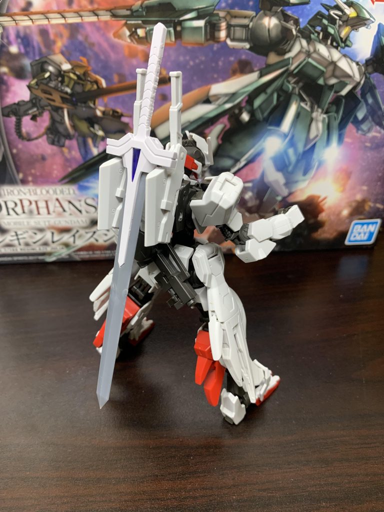 背部には大剣を装備。名称はアイアン・リッパー。斬鉄剣を想像して命名しました。