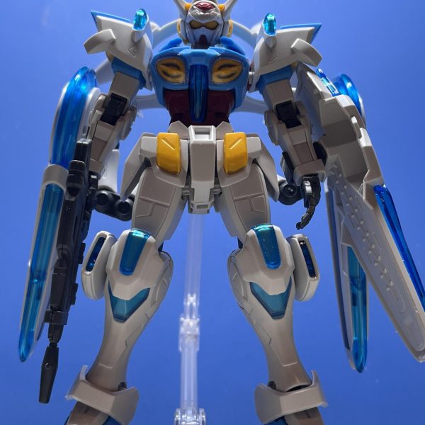 今まで言う機会がなくて黙っていましたが、実はGレコが好きです。登場人物の心情と行動が矛盾しているように見えたり、明確な目的をもって行動を起こして得られた結果がとんでもなく的外れなものでもしれっと受け入れていたり。そんな違和感がそこかしこに散らばっておりました。楽しめるようになったきっかけは、自分とは違う行動規範を持つ人々が生きる世界の物語なのだと気付いたこと。自分と地続きの物語ではないと切り離すことで世界を俯瞰できるようになり、そこでようやくGレコの芯を見出せたのです。ということで、G-セルフ　パーフェクトパック装備(劇場版Ver.)を組みました。劇場版Ver.はガンべ限定と銘を打ちながらランナーの追加で微妙にバージョンアップされており、余剰パーツとして付属する旧版と変化のあったパーツを実際に比べられるというちょっと変わった趣向が楽しめます。そこにある差は大体10年分。この企画を通した人、すごいですね…なお、制作方針は、大きな改造をせずにとにかく丁寧に。（2枚目）