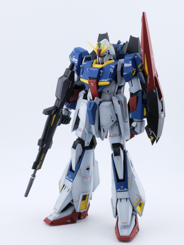 いつものアングル①ゼータはなんか立ち姿が上手く纏まりません。足の関節がなんか動かしづらいんですよね…。