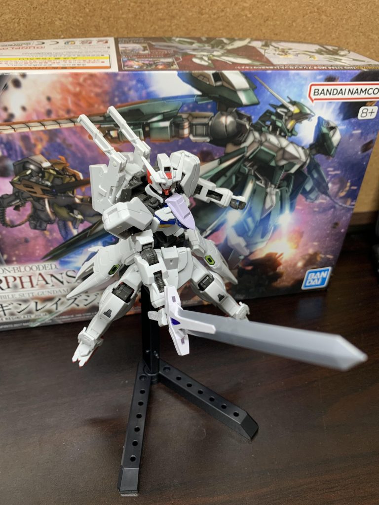 基本的には片手で相手を切ることを想定していてナノラミネートアーマーすら断ち切ることができる、と思います。