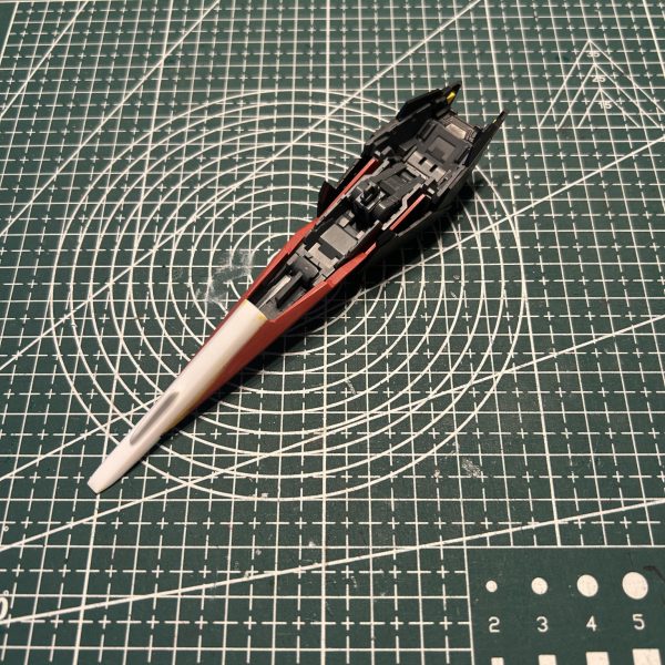 ガンプラを20体ほど作ってきたので、もうそろそろMGに手を出しても平気だろうと思い、初めてのマスターグレードとしてゼータガンダム Ver.KAを作り始めました！作り始める前に説明書の挿絵を眺めていて、どうしても納得できない箇所があったので、組立手順をすっ飛ばしていきなりシールドを作り始めました。このシールドの短さがどうしても受け入れられない。短すぎてカッコ悪い。えぇ　伸ばしました。（2枚目）