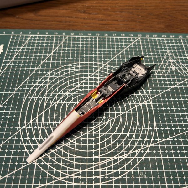 ガンプラを20体ほど作ってきたので、もうそろそろMGに手を出しても平気だろうと思い、初めてのマスターグレードとしてゼータガンダム Ver.KAを作り始めました！作り始める前に説明書の挿絵を眺めていて、どうしても納得できない箇所があったので、組立手順をすっ飛ばしていきなりシールドを作り始めました。このシールドの短さがどうしても受け入れられない。短すぎてカッコ悪い。えぇ　伸ばしました。（3枚目）