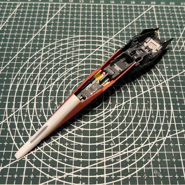 ガンプラを20体ほど作ってきたので、もうそろそろMGに手を出しても平気だろうと思い、初めてのマスターグレードとしてゼータガンダム Ver.KAを作り始めました！作り始める前に説明書の挿絵を眺めていて、どうしても納得できない箇所があったので、組立手順をすっ飛ばしていきなりシールドを作り始めました。このシールドの短さがどうしても受け入れられない。短すぎてカッコ悪い。えぇ　伸ばしました。（1枚目）