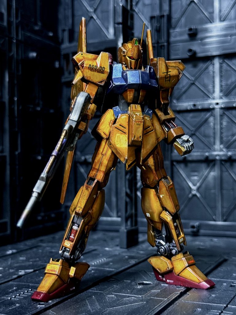 原作で百式は、地球上でも宇宙でもかなり酷使されてるイメージなので、ゴールドの輝きは残しつつ、サビやススをまとったZ終盤のコロニーレーザー決戦前の設定をイメージして仕上げてます。