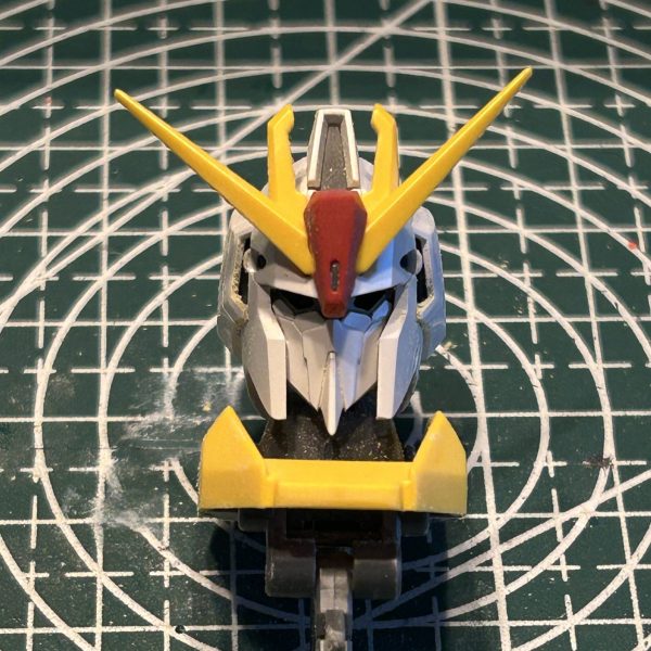 頭部ですがチョット面長だったので削って小顔化しつつ、追加で少しスジ彫りを入れました。〈追記〉側頭部と鶏冠に追加スジ彫りを入れてもう少しメカ感を出してみました。（1枚目）