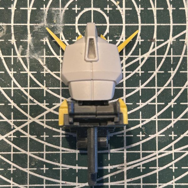 頭部ですがチョット面長だったので削って小顔化しつつ、追加で少しスジ彫りを入れました。〈追記〉側頭部と鶏冠に追加スジ彫りを入れてもう少しメカ感を出してみました。（3枚目）