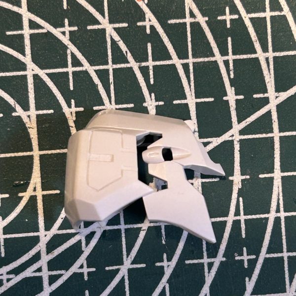 頭部ですがチョット面長だったので削って小顔化しつつ、追加で少しスジ彫りを入れました。〈追記〉側頭部と鶏冠に追加スジ彫りを入れてもう少しメカ感を出してみました。（5枚目）