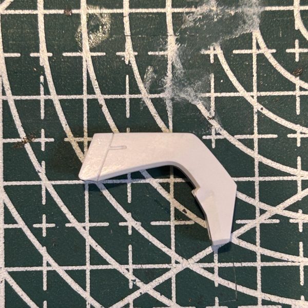 頭部ですがチョット面長だったので削って小顔化しつつ、追加で少しスジ彫りを入れました。〈追記〉側頭部と鶏冠に追加スジ彫りを入れてもう少しメカ感を出してみました。（4枚目）