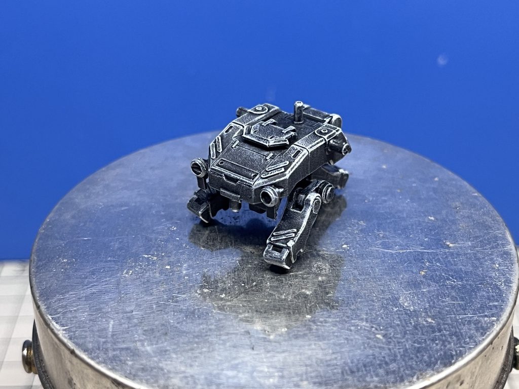 塗装は最近よくやってるやつです。写真は黒サフ→白ドライブラシ。この後はR-35で明暗を残しつつメインカラー→ウェザリングカラーでテクスチャを入れながら明暗を強調する感じでフィニッシュです。