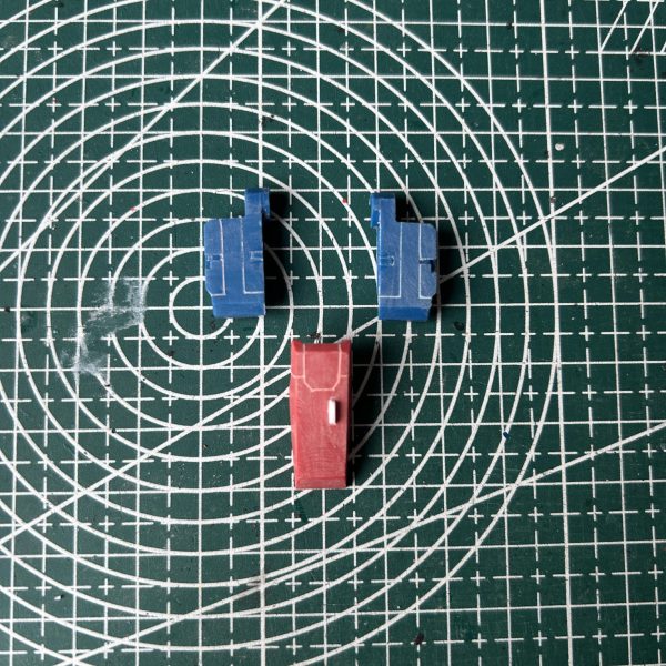 胴体装甲にスジ彫りを追加しました。（3枚目）