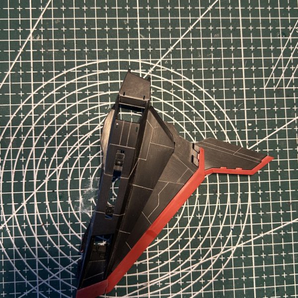 MGのフライングアーマーはRGと違ってスジ彫りが、ほぼ入っていなかったので色々と入れてみました。（2枚目）