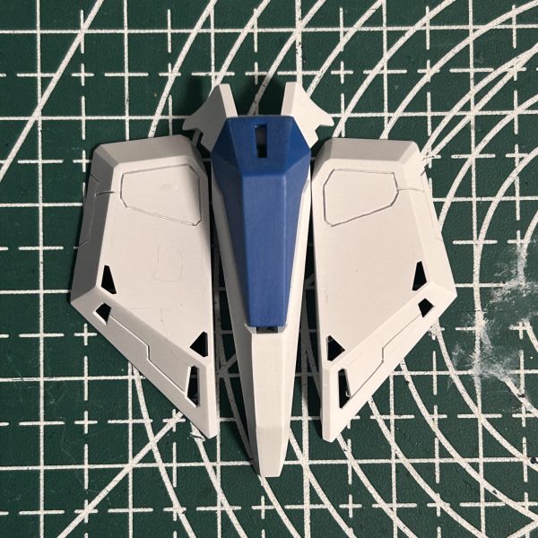 フロントアーマーとリヤアーマーにスジ彫りを追加しました。MGは各パーツがHGに比べて大きいのでスジ彫りが入れやすいですね！（2枚目）